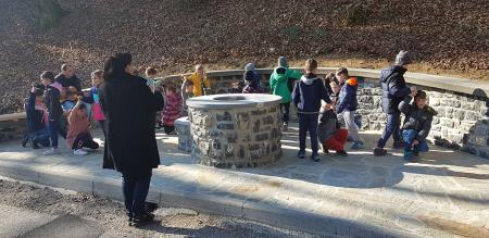 Mirna, grajski vodnjak, 2a razred OS Mirna, foto Lapego (4)